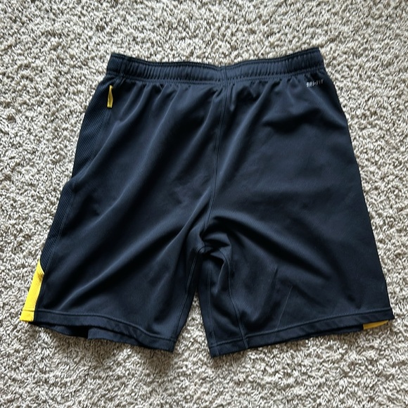 Nike Livestrong shorts - Picture 3 of 4